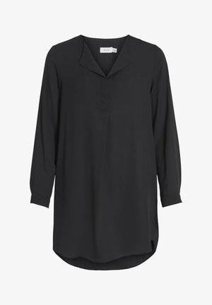 Melnā blūze ar garām piedurknēm, V-veida apkakli, priekšējo pogu rindu un izliekto apakšmalu. Izgatavota no gludas auduma ar maigu tekstūru.