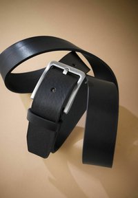 Cinturón de cuero negro con una hebilla rectangular de metal plateado. Presenta una superficie lisa y un extremo en punta, colocado sobre un fondo neutro.