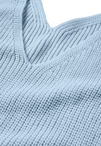 Lichtblauwe gebreide trui met een diepe V-hals, geribbelde textuur en een zachte, lichte stof voor comfort.