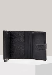 Portafoglio in pelle nera con interno strutturato, multiple fessure per schede e una chiusura sicura. Esterno liscio senza hardware visibile.