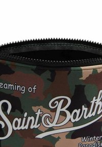 Ingrandimento di una pochette con motivo mimetico e una cerniera, con la scritta "Saint Barth" in grandi lettere corsive sul davanti.