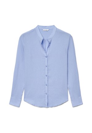 Blouse bleu clair à manches longues avec col mandarin, patte de boutonnage à l'avant et tissu texturé subtil.