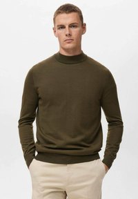 Temno olivno zelena pletena pulover s visokim izrezom in dolgimi rokavi, z oprijetimi manšetami in gladko teksturo. Sproščen dizajn.