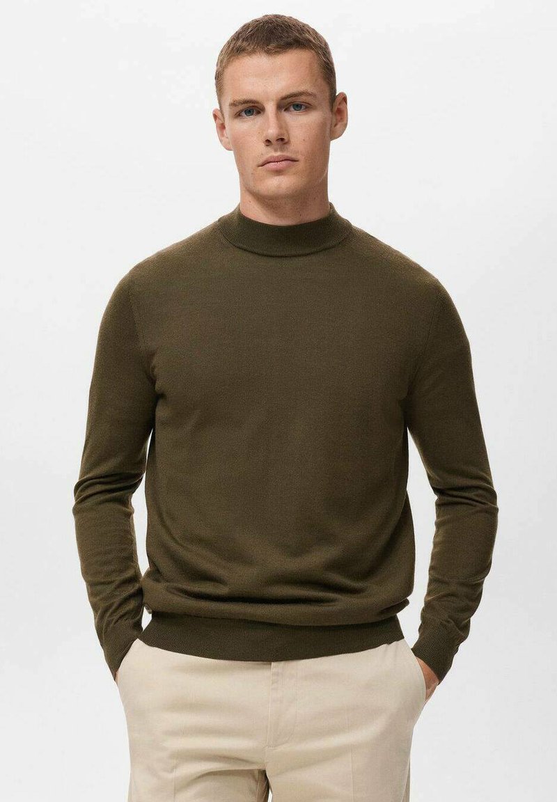 Temno olivno zelena pletena pulover s visokim izrezom in dolgimi rokavi, z oprijetimi manšetami in gladko teksturo. Sproščen dizajn.