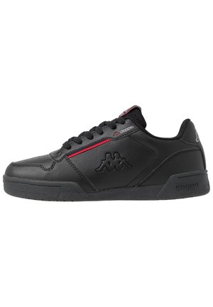 Baskets basses noires Kappa avec lacets noirs, détails d'une bande rouge et logo Kappa embossé sur le côté et le talon.