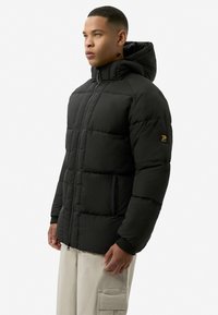 Černá péřová bunda s kapucí, se zipem vpředu, elastickými manžetami a malým logem na rukávu. Hladká, prošívaná textura.