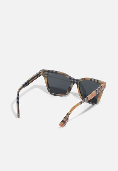 Eckige Sonnenbrille mit einem transparenten Karoramengestell in Beige, Schwarz und Rot, ausgestattet mit dunklen Gläsern und schlanken Bügeln für ein leichtes Design.