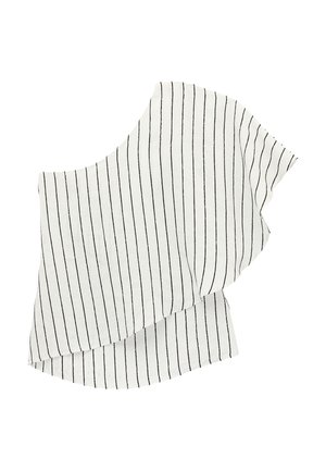 Weißes One-Shoulder-Oberteil mit vertikalen schwarzen Streifen und einer Rüsche an einem Ärmel vor einfarbigem Hintergrund.