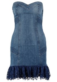 Sukienka bez ramiączek z denimu, z dopasowaną górą i detalami szwów oraz granatowym koronkowym falbaną na dole, podkreślająca fakturę i kontrast.