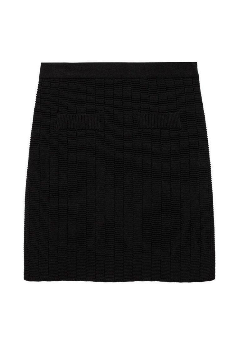 Jupe mini en tricot noir présente une texture côtelée, une coupe droite et deux petites poches plaquées à l'avant. Taille élastique pour un bon ajustement.