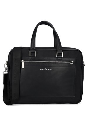 Czarna torba na laptopa z podwójnymi uchwytami i odpinanym paskiem na ramię, z przednią kieszenią na zamek błyskawiczny oraz teksturowaną powierzchnią z srebrnymi akcentami.