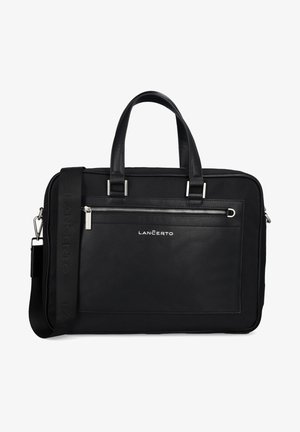 Czarna torba na laptopa z podwójnymi uchwytami i odpinanym paskiem na ramię, z przednią kieszenią na zamek błyskawiczny oraz teksturowaną powierzchnią z srebrnymi akcentami.