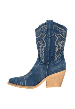 Cowboy støvle i blå denim, med guld broderi, spids tå og en stablet træ hæl. Struktureret stof og frayed topkant detalje.