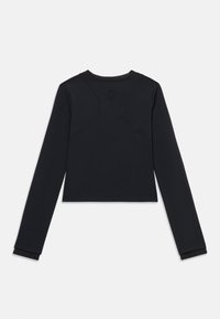 Μαύρο cropped τοπ με μακριά μανίκια, με λείο ύφασμα, στρογγυλεμένο λαιμόκοψη και διακριτικές γραμμές σχεδίου πίσω για επιπλέον λεπτομέρεια.