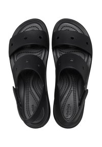 Schwarze Sandalen mit zwei breiten Riemen, runden Perforationen und einem strukturierten Design der Innensohle. Hergestellt aus glattem, strapazierfähigem Material.