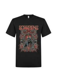 Černé bavlněné tričko s detailním grafickým zobrazením kytary, obklopené červenými a šedými designovými prvky a slovem "SCORPIONS."