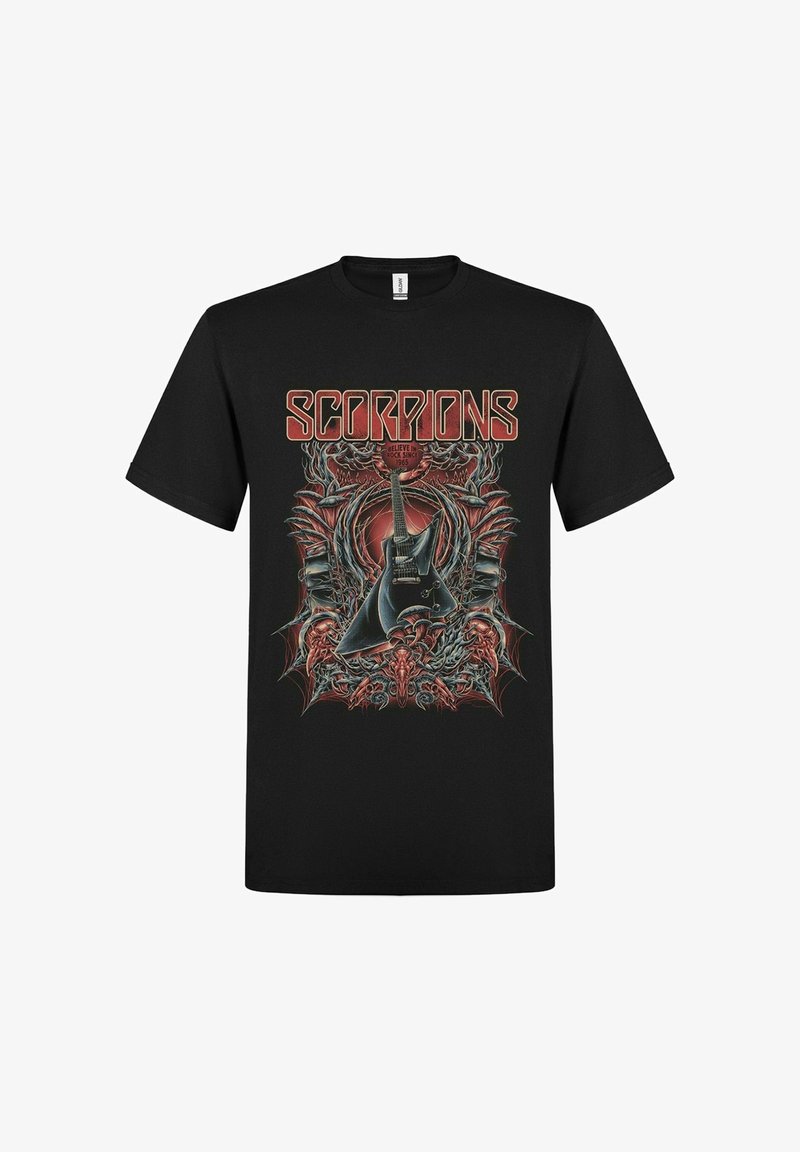 Černé bavlněné tričko s detailním grafickým zobrazením kytary, obklopené červenými a šedými designovými prvky a slovem "SCORPIONS."