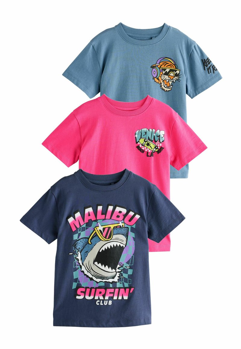 Tři trička: modré s grafikou tygra, růžové s textem "VENICE LA" a námořnické s grafikou žraloka a textem "MALIBU SURFIN' CLUB".