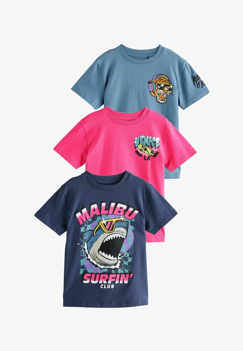 Tři trička: modré s grafikou tygra, růžové s textem "VENICE LA" a námořnické s grafikou žraloka a textem "MALIBU SURFIN' CLUB".