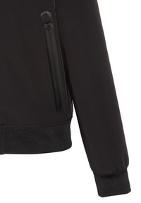 Giacca softshell nera con tasca con zip, polsini a costine e vita con texture. Il materiale sembra resistente e protettivo contro le intemperie.