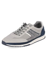 Baskets en mesh gris et en daim avec des accents navy, bout rond, design à lacets et semelle intermédiaire blanche. Présente un logo sur le côté.