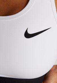 Nike Performance BAND BRA - Urheiluliivit: keskitason tuki - white/black
