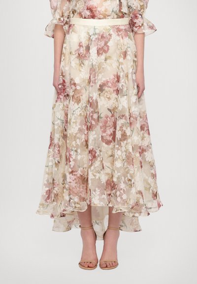 Jupe maxi florale en tissu léger et transparent ; présente des fleurs roses et crème, une taille ajustée et un ourlet fluide et superposé.