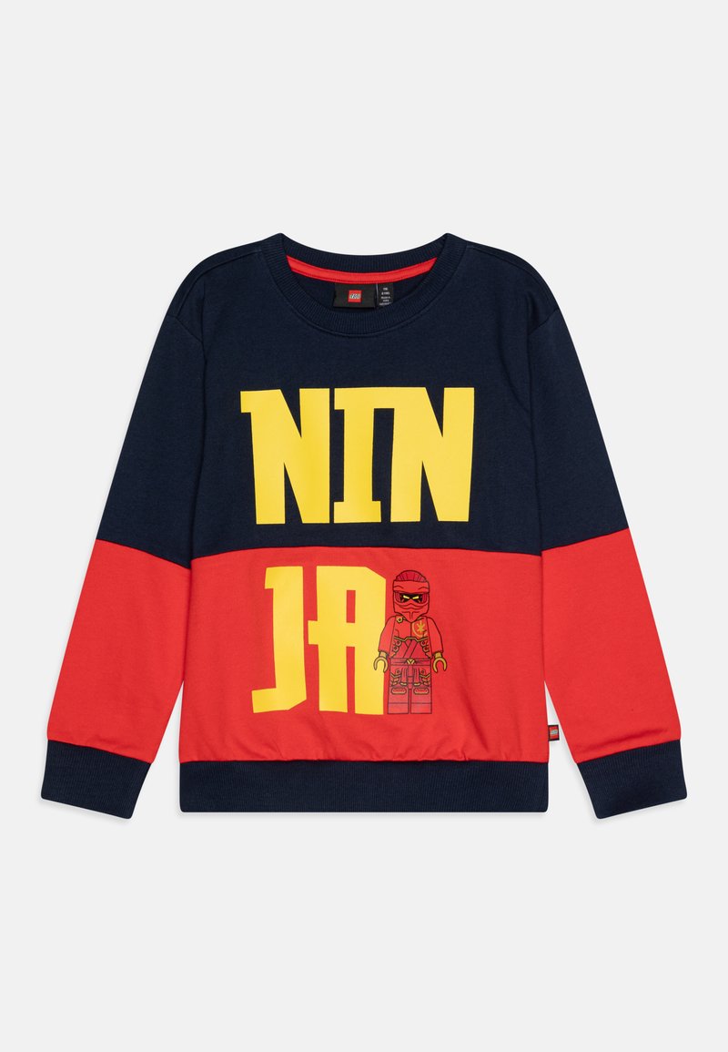 Felpa navy e rossa con grande scritta gialla "NINJ" e grafica di una figura LEGO ninja sulla parte anteriore. Materiale in misto cotone.