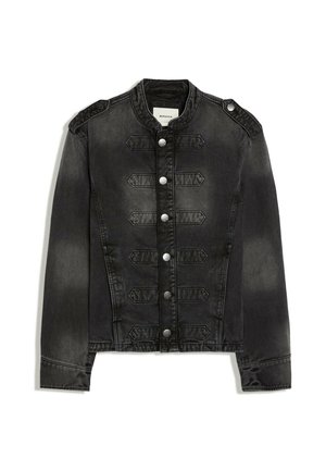 Sort denimjakke med høj krave, sølvknapper foran, skulderbeslag og dekorative syede bånd over brystet.