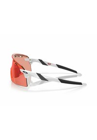 Occhiali da sole sportivi con un design avvolgente, lenti di colore rosso, montatura in plastica bianca e nera, dettagli testurizzati sulle astine.