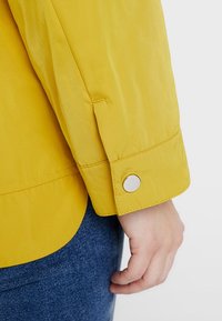 Persona by Marina Rinaldi Kort kappa / rock - yellow