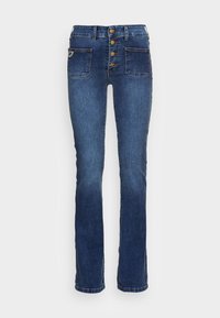 Mörkblå denimjeans med en figurnära midja, fem fickor och en knappslå med fem mässingsknappar, något utsvängda nertill.