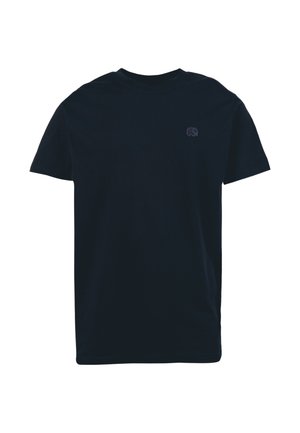 Camiseta de algodón azul marino con cuello redondo y mangas cortas. Presenta un pequeño logo bordado en el lado izquierdo del pecho. Textura suave.