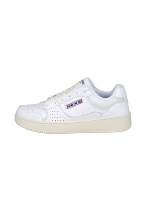 Zapatilla blanca con diseño perforado y logo morado. Presenta un cierre de cordones en el frente, un collar acolchado y suela de goma texturizada para un mejor agarre.