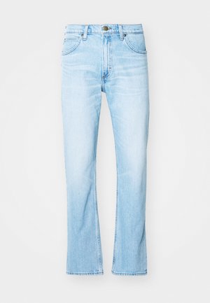 Jeans de mezclilla azul claro con pierna recta, cinco bolsillos, cierre frontal de botón y costuras en contraste. Textura suave con secciones desgastadas.