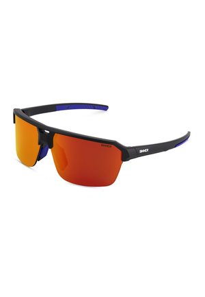Gafas de sol deportivas negras y moradas con lentes envolventes espejadas de color naranja y logo de Sinner en la patilla.