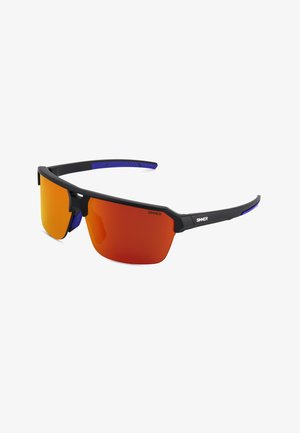 Occhiali da sole sportivi neri e viola con lenti arancioni specchiate avvolgenti e logo Sinner sulla stanghetta.