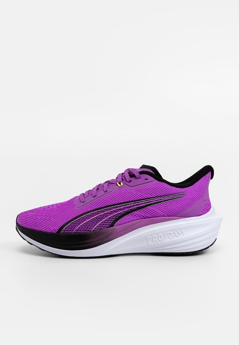 Chaussure de course violette avec une tige en maille texturée, accents noirs et une semelle intermédiaire blanche portant le logo PROFOAM. Forme arrondie avec des lacets.