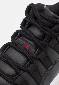Jordan AIR 11 RETRO LOW UNISEX - Basketsko - black/gym red/white/sail