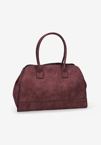 Bolso burdeos con acabado texturizado, forma redondeada, doble asa y costuras en negro en la parte inferior.
