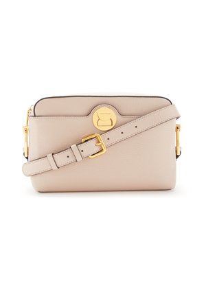 Sac bandoulière en cuir beige avec sangle réglable et fermoir circulaire doré à l'avant sur fond blanc.