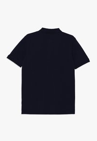 Marinblå polo skjorta med nedvikt krage och korta ärmar. Slät bomullstyg, enkel design utan synliga logotyper eller mönster.