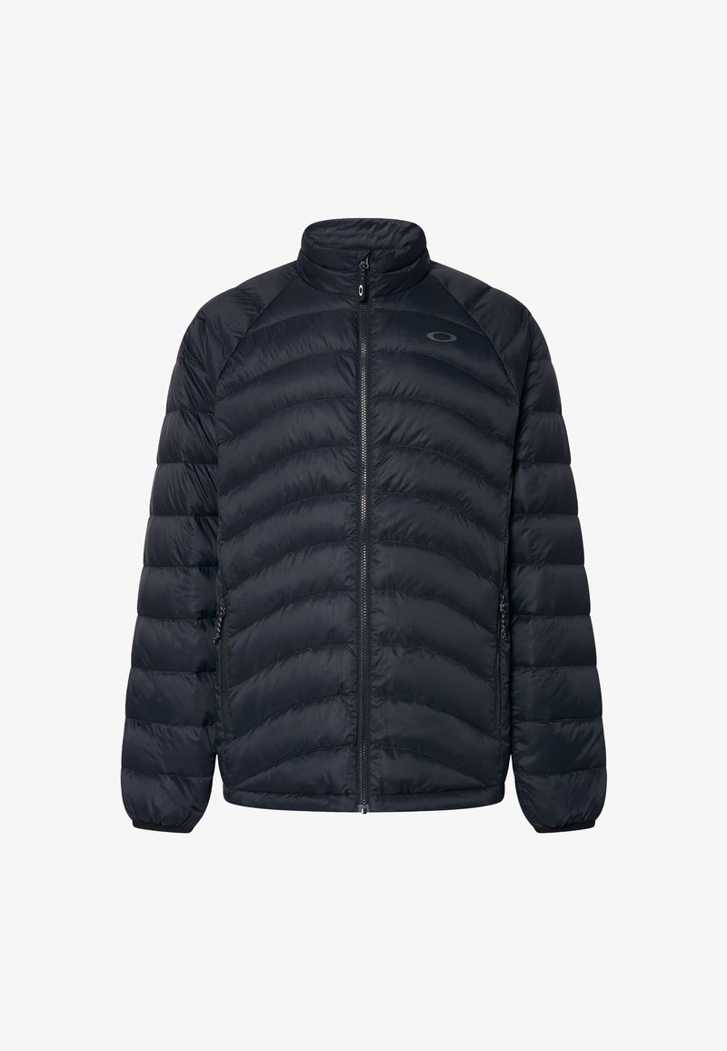 Chaqueta aislante negra con cuello alto, diseño acolchado, cierre con cremallera delante y bolsillos laterales. Fabricada con material ligero y resistente al agua.