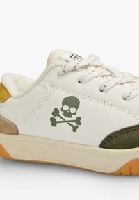 Weißer Sneaker mit Schnürverschluss, grünem Schädel-und-Knochen-Design, beige Akzenten, strukturiertem Wildleder und Gummisohle mit orangefarbener Traktion.
