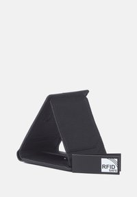 Svart RFID-säker plånbok i texturerat läder. Har en triangelformad design med ett enkelt spänne och en extern kortficka.