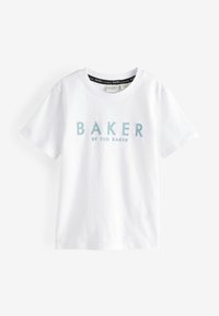 Balta medvilninė marškinėliai trumpomis rankovėmis, su šviesiai mėlynu atspaudu, kuriame užrašyta "BAKER BY TED BAKER" per krūtinę.