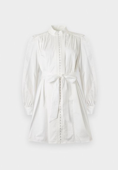 Λευκό φόρεμα με μακριά μανίκια και ψηλό γιακά, κλείσιμο μπροστά με γάντζους, ραμμένους ώμους και φιόγκο στη μέση.