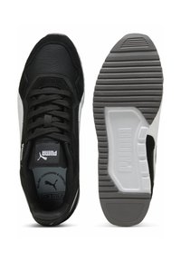 Czarne sneakersy z teksturowaną tkaniną w górnej części, białymi akcentami i wzorzystą gumową podeszwą. Posiadają sznurowadła i wyściółkę z amortyzacją.