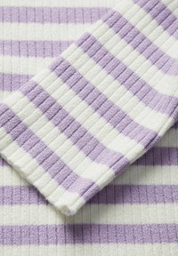 Tejido acanalado con franjas alternas en púrpura y blanco, con una superficie texturada y un patrón de costura visible. Los bordes están bien terminados.