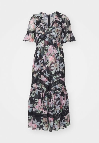 Maxi-jurk van doorschijnende zwarte stof met een bloemenprint in roze en groen, voorzien van rimpelende korte mouwen en kanten accenten langs de naden.